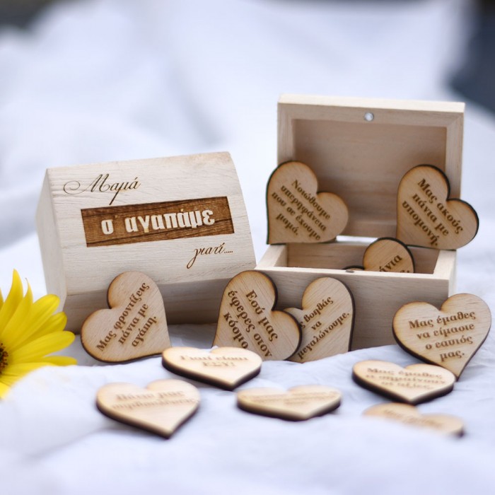 Wooden box with 12 hearts for the mum
